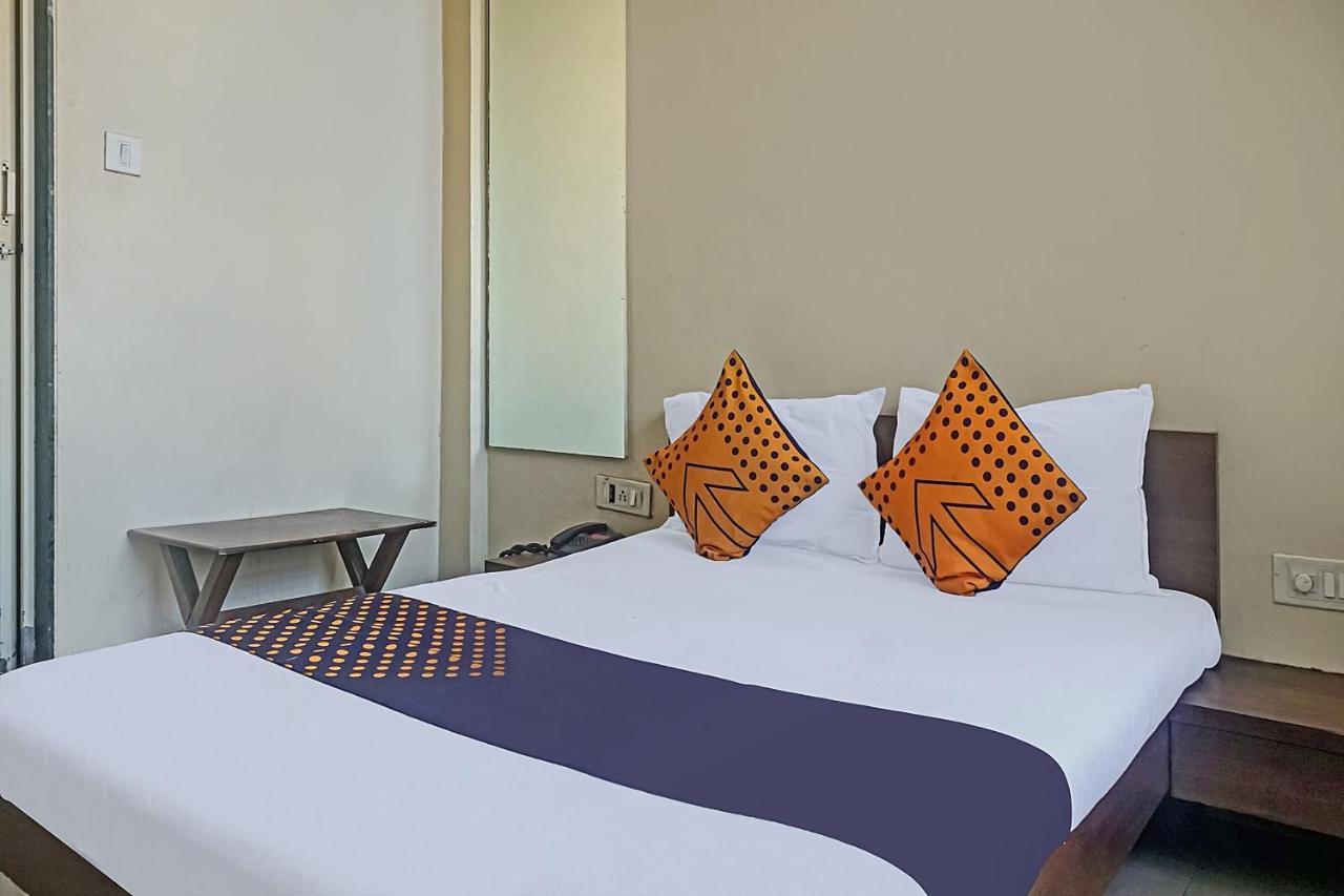 Oyo Flagship 75444 Hotel Kinara Lodging & Boarding Mangvadi Extérieur photo