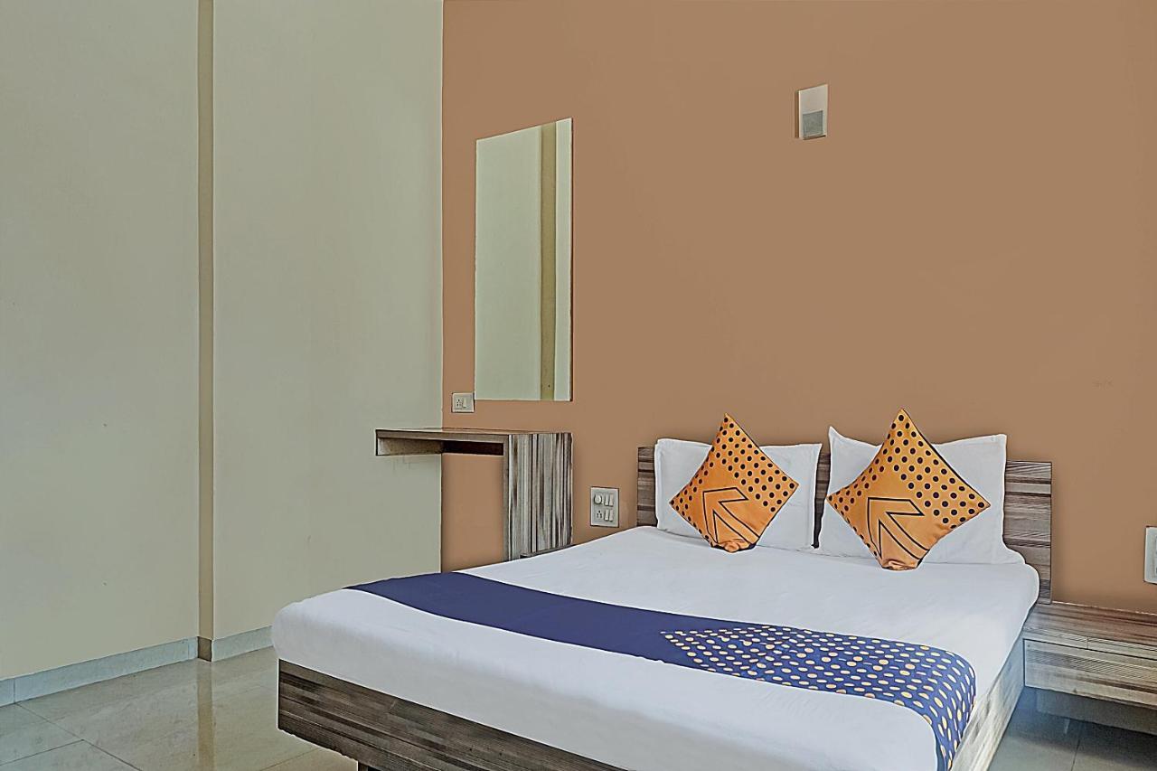 Oyo Flagship 75444 Hotel Kinara Lodging & Boarding Mangvadi Extérieur photo
