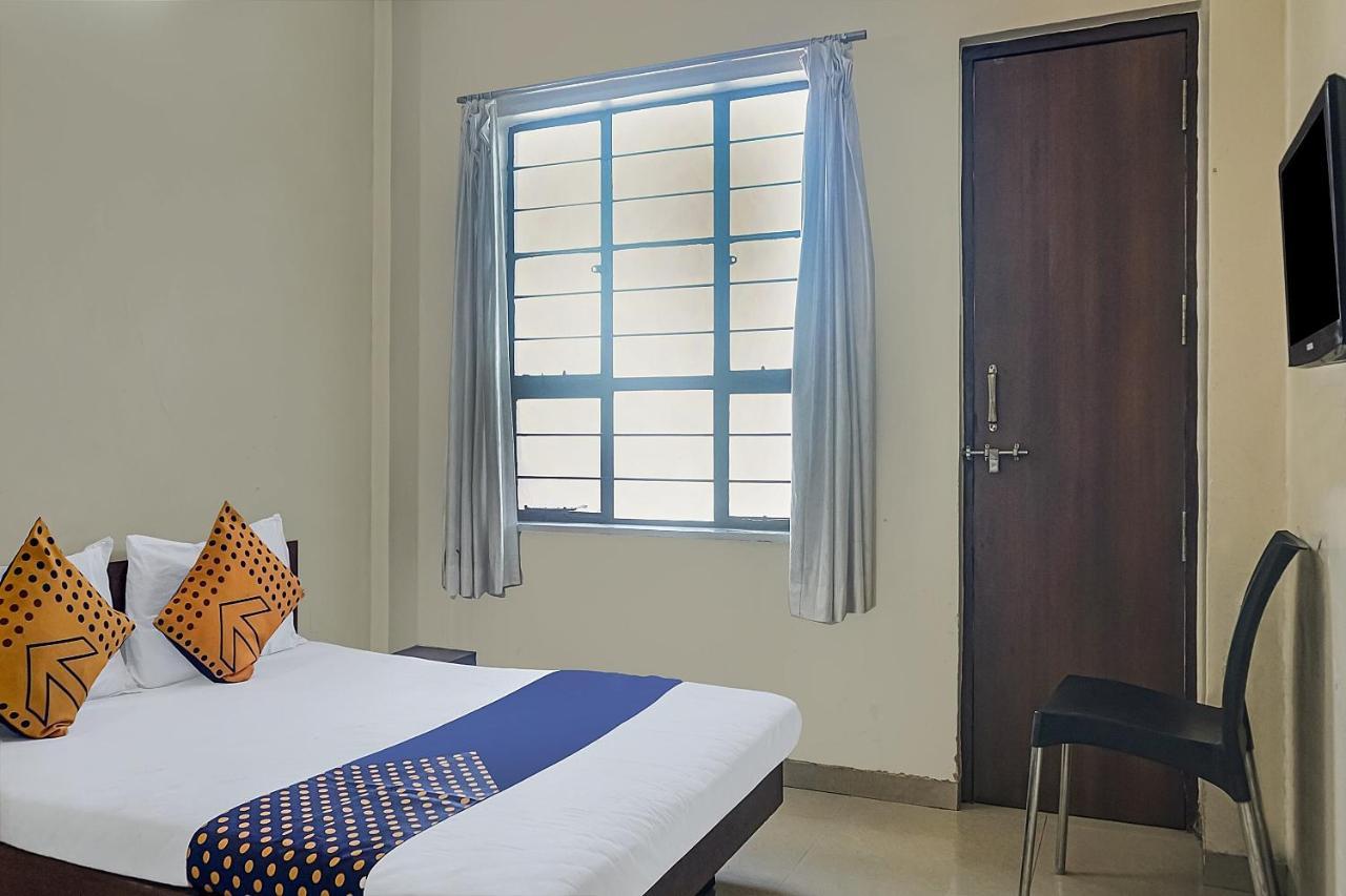 Oyo Flagship 75444 Hotel Kinara Lodging & Boarding Mangvadi Extérieur photo