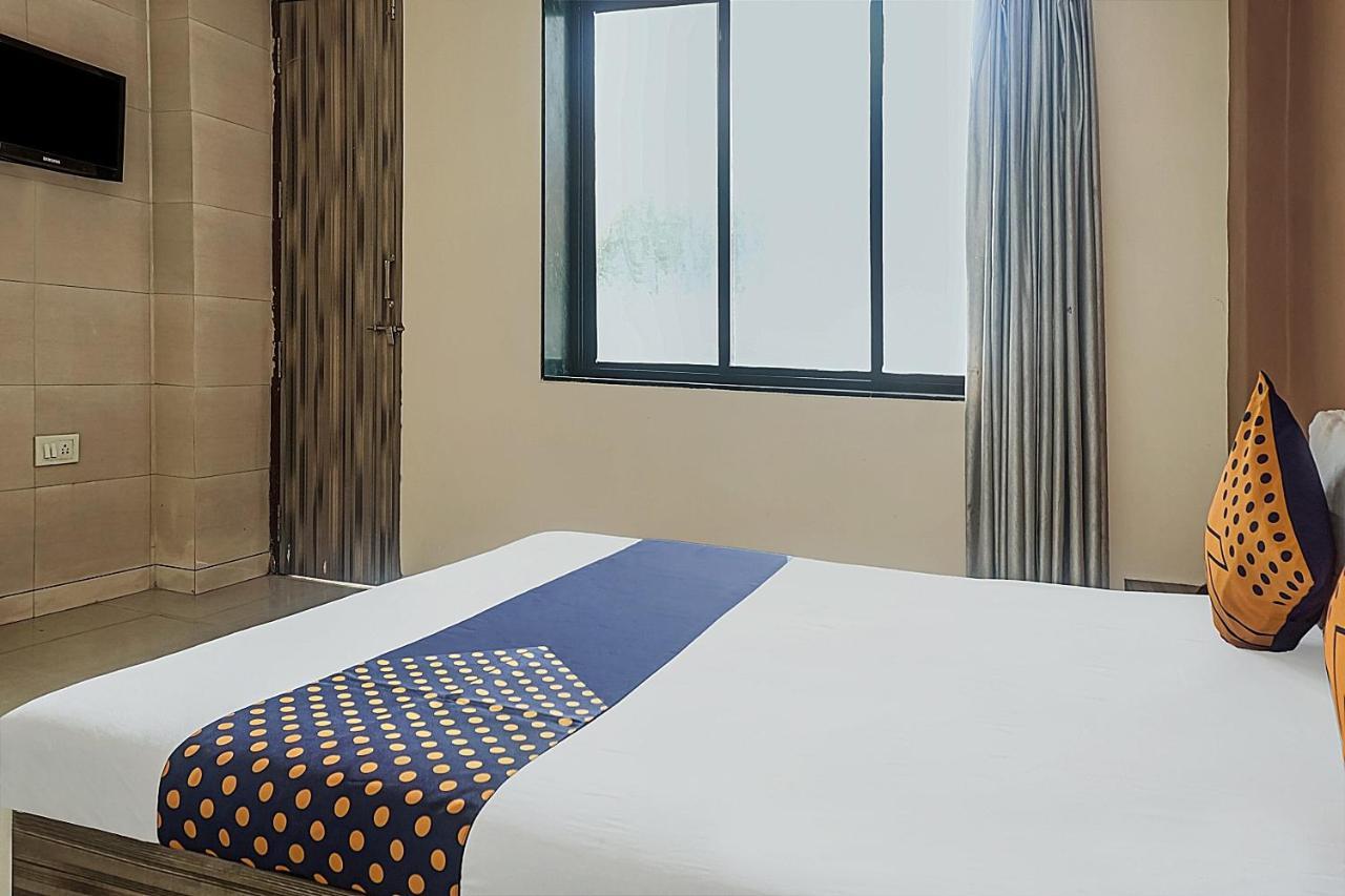 Oyo Flagship 75444 Hotel Kinara Lodging & Boarding Mangvadi Extérieur photo