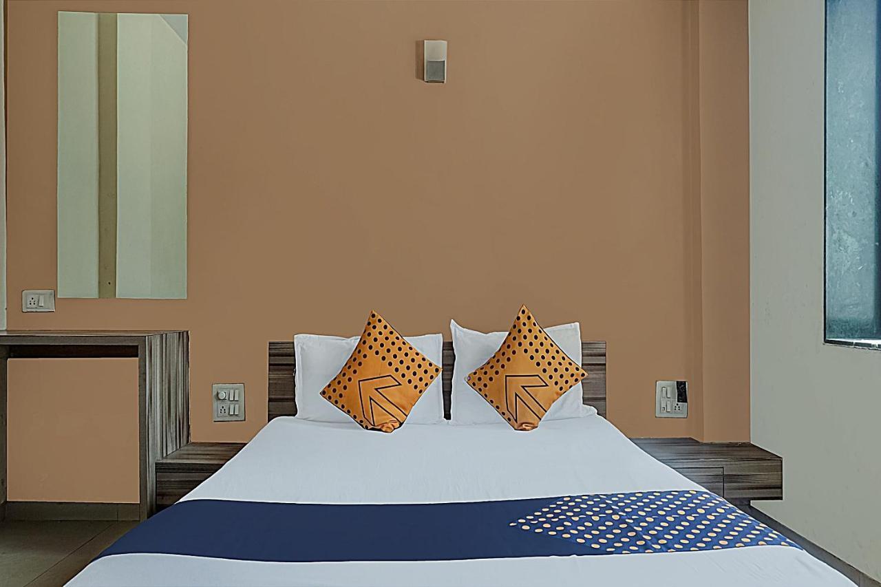 Oyo Flagship 75444 Hotel Kinara Lodging & Boarding Mangvadi Extérieur photo