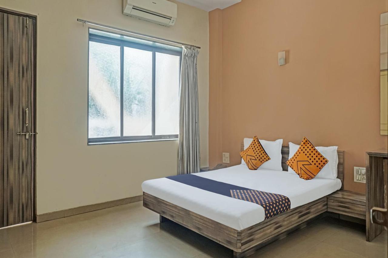 Oyo Flagship 75444 Hotel Kinara Lodging & Boarding Mangvadi Extérieur photo